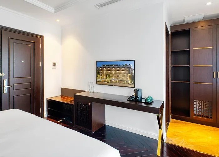 Khách sạn The Almin 4*