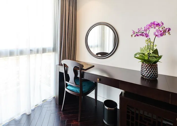 Khách sạn The Almin 4*